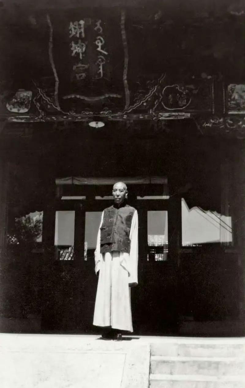 1923年夏，溥仪的贴身太监张谦和在翊坤宫前留影。张谦和自幼侍奉溥仪，负责照料溥