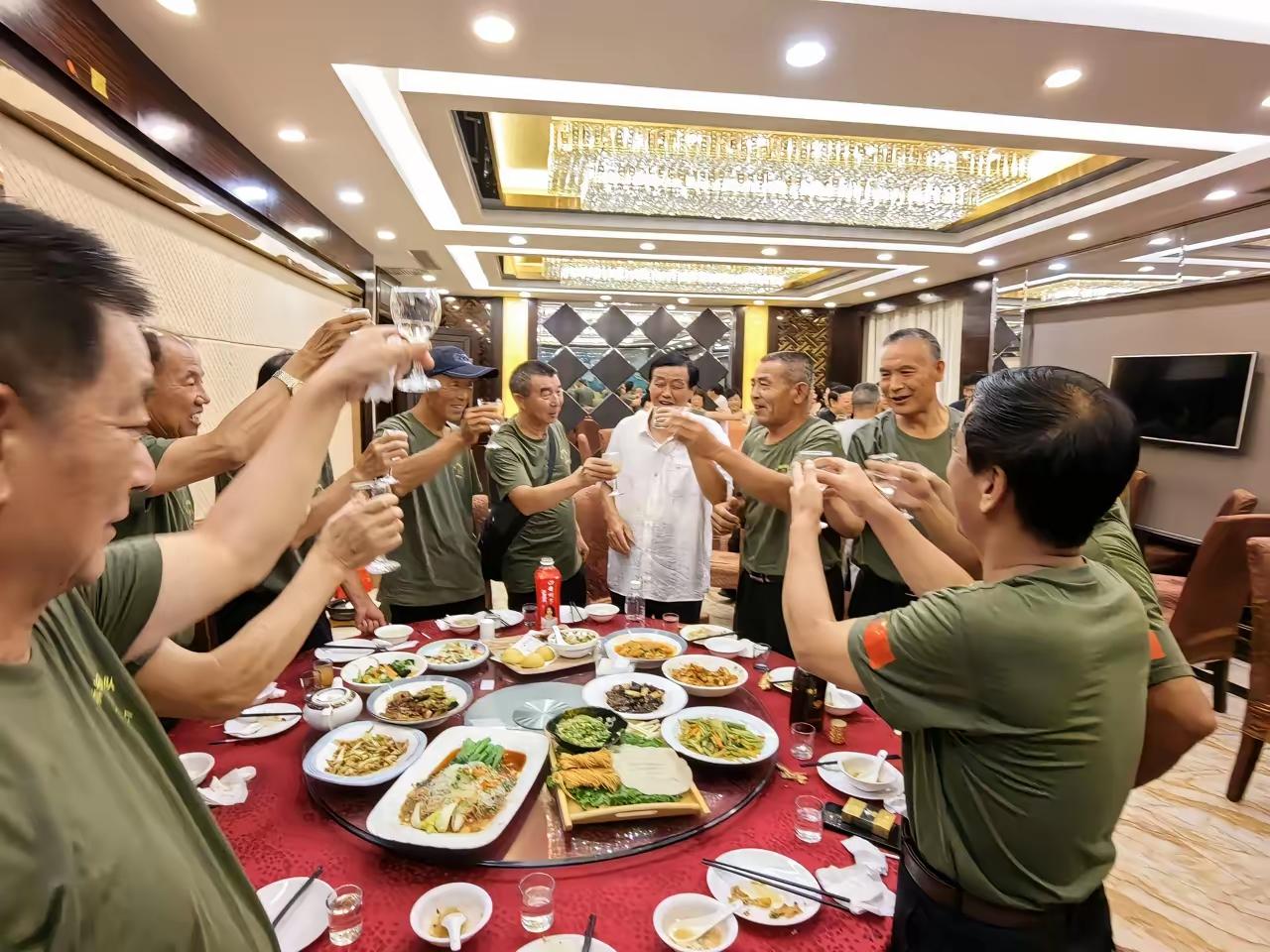 我舅舅在部队是军官，转业后到市政府，当了一辈子领导，在他们战友圈子里有一定话语权