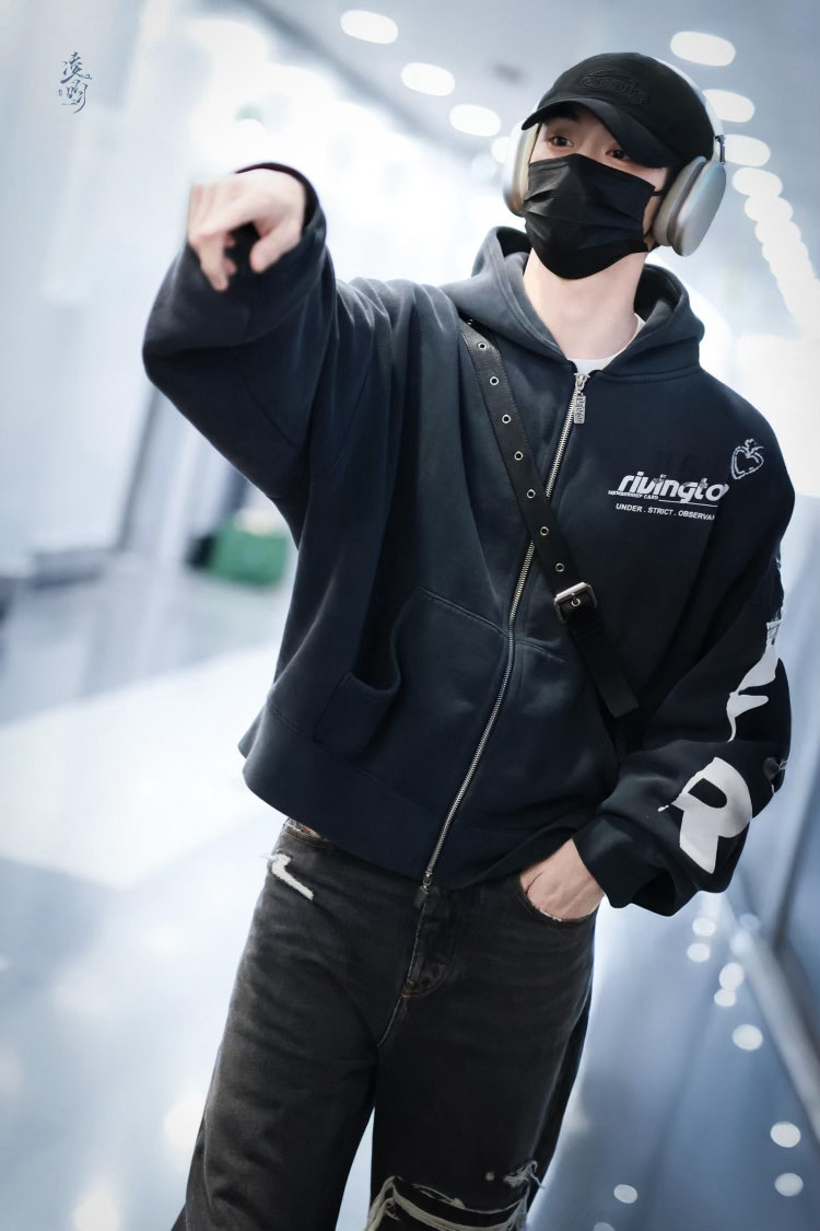 董思成出发柏林机场路透 简简单单的出行装束，清爽得刚刚好。奔赴柏林投入《太阳雨》