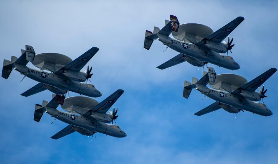 E-2C“鹰眼”四机编队在“尼米兹”号核动力航空母舰上空飞行，这是一种空中指挥预