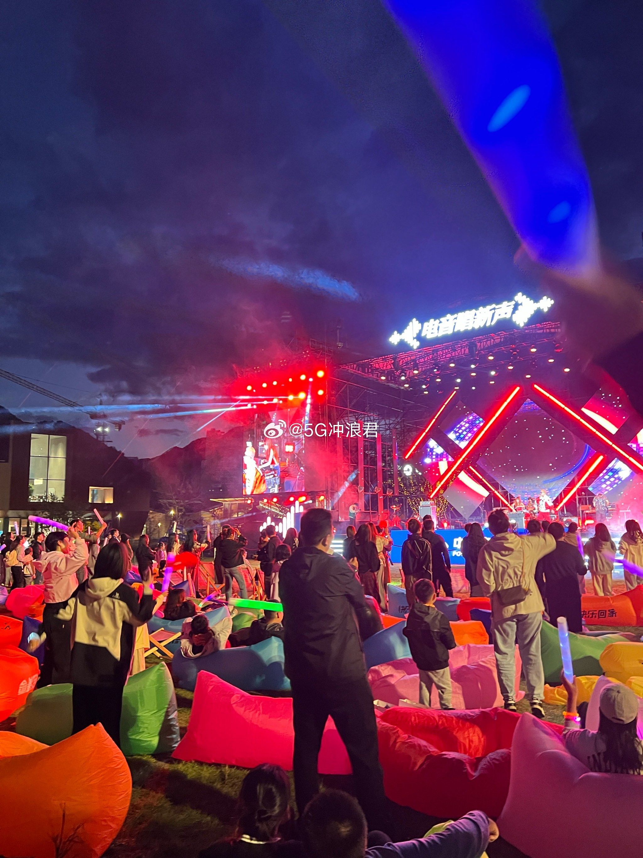 14组艺人，两天狂欢，还有全球顶级音响加持。这次唐山南湖音乐节，我要把嗓子准备好