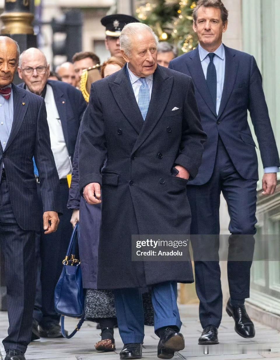 查尔斯国王访问百货公司，受到民众的欢迎！老一代的民众喜爱度和好感度还是有的，虽然