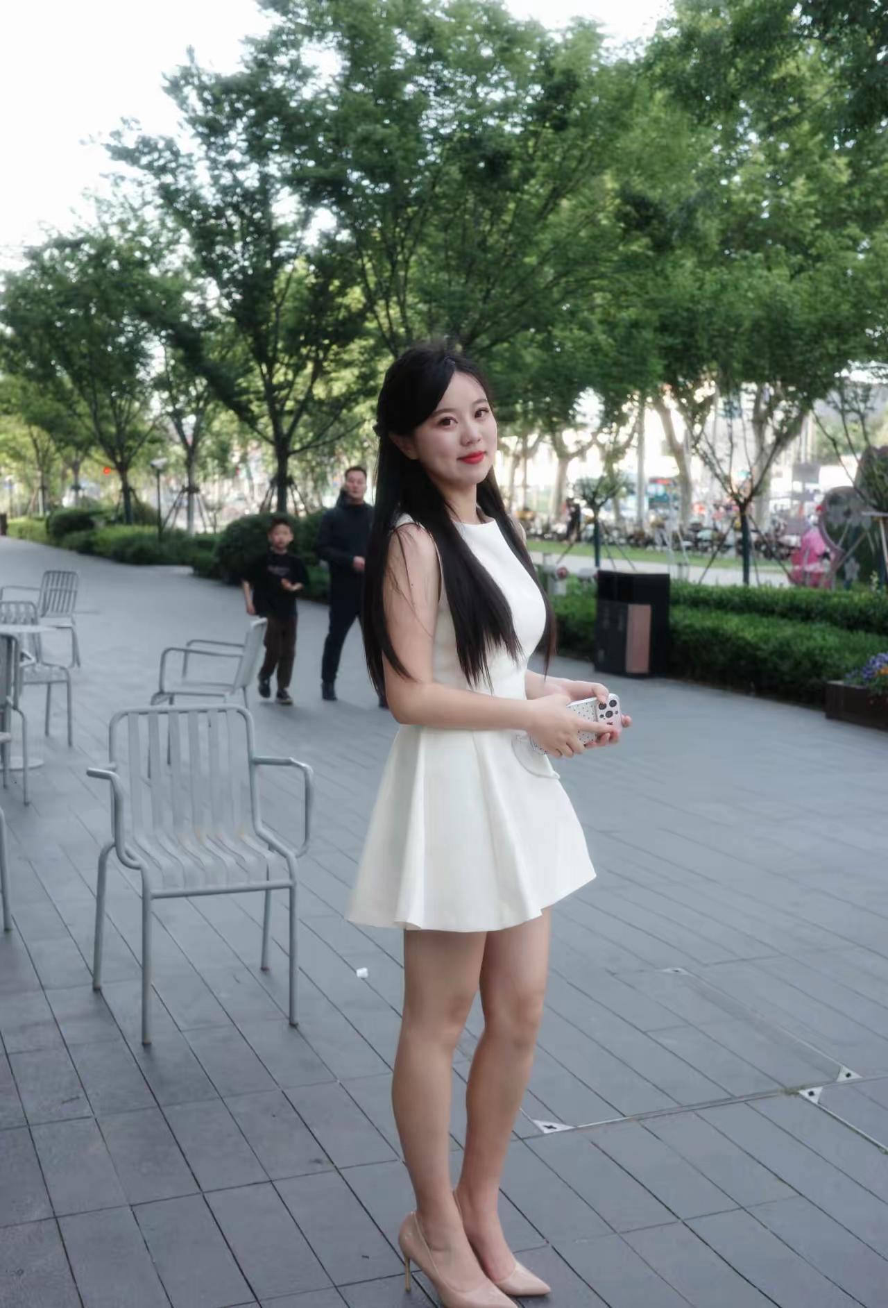 绿树阴中人影长，轻纱裙下步履轻。绿树间漫步影像 绿裙仙韵