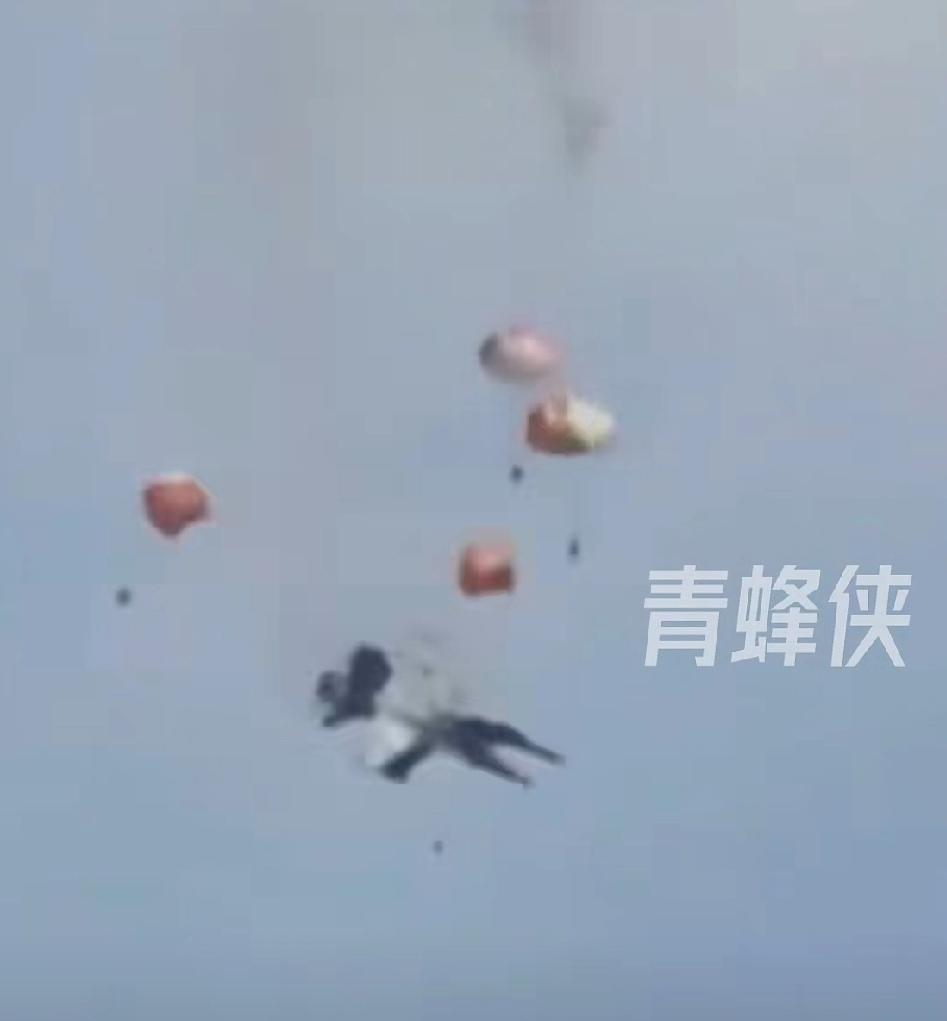 还好！四名飞行员成功逃生
        近日，美国海军两架军用喷气式战机在执行