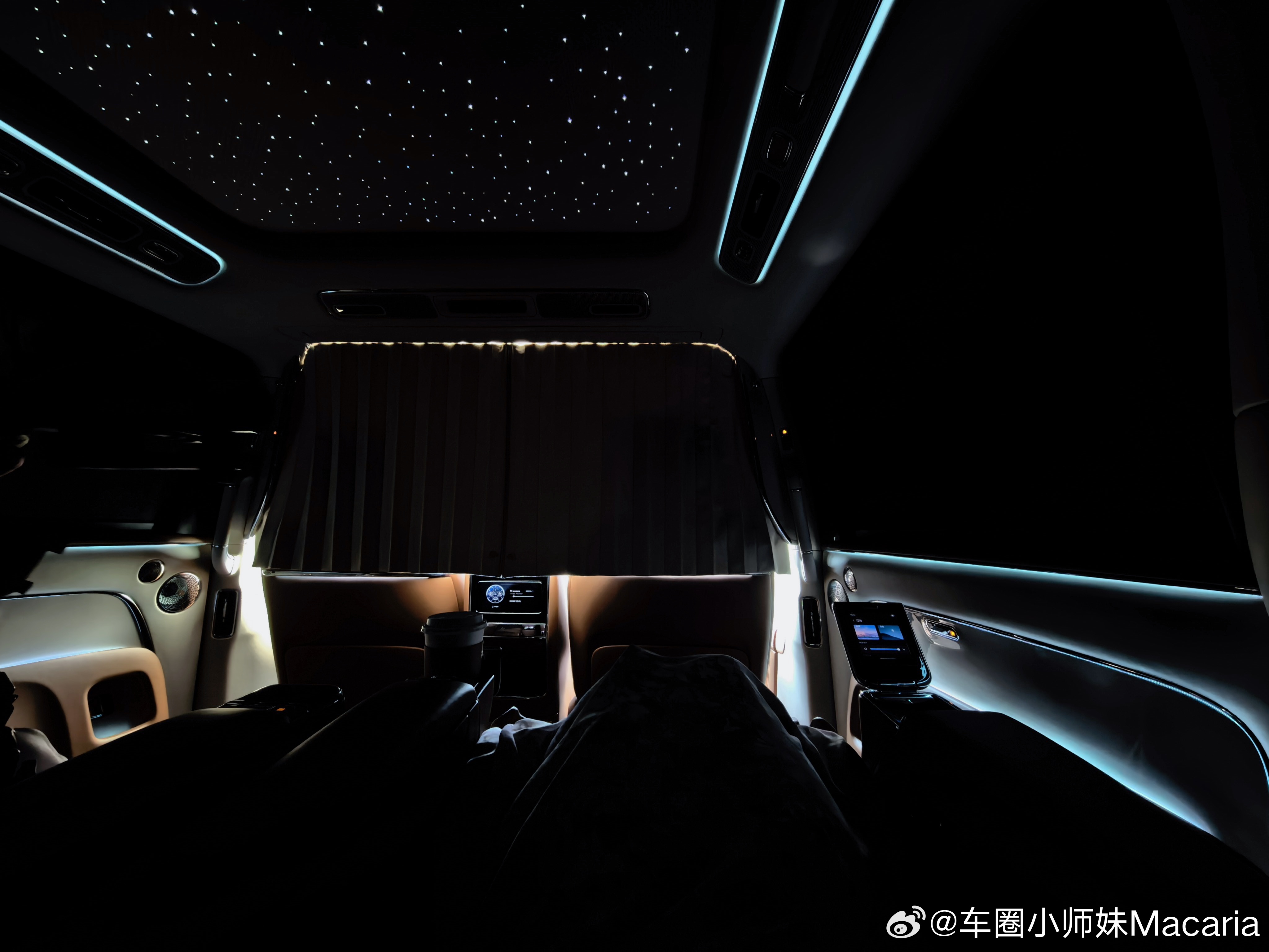 尊界V800的核心情绪价值就在图二了，那天在路上一键隐私打开以后我真觉得世界都安