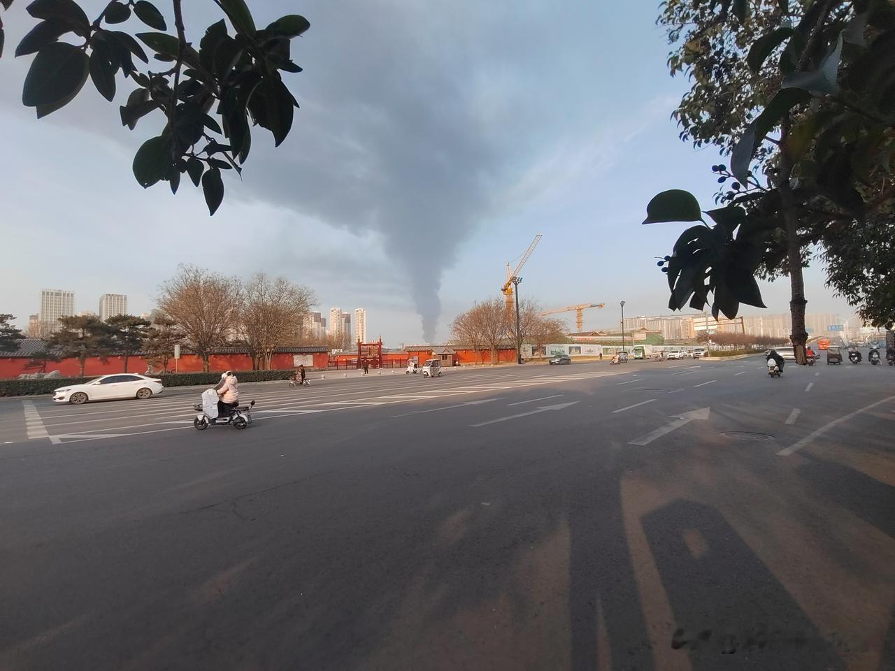 这一大早咱洛阳西北方向冒烟儿了，一股浓烟儿从地面腾空而起，都呈现蘑菇云了，把整个