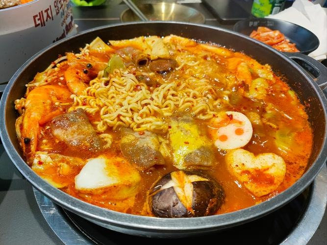 韩国部队锅原身是剩菜猪食粥所以真的很不理解为什么现在很多韩餐餐厅动不动就88/1