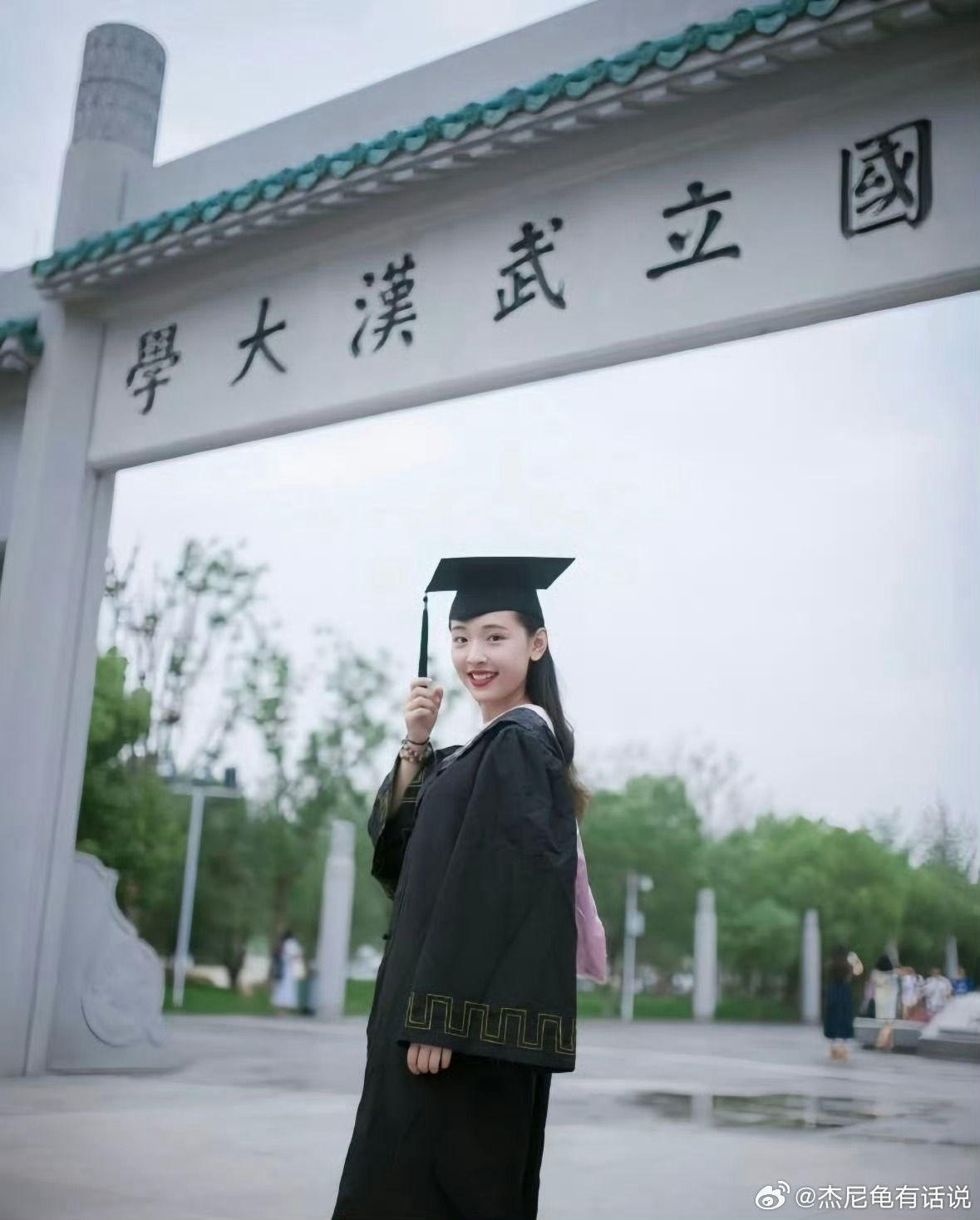 吴倩给母校捐了100万吴倩从小立志考武大，毕业后更是给母校捐款，喝水不忘挖井人，
