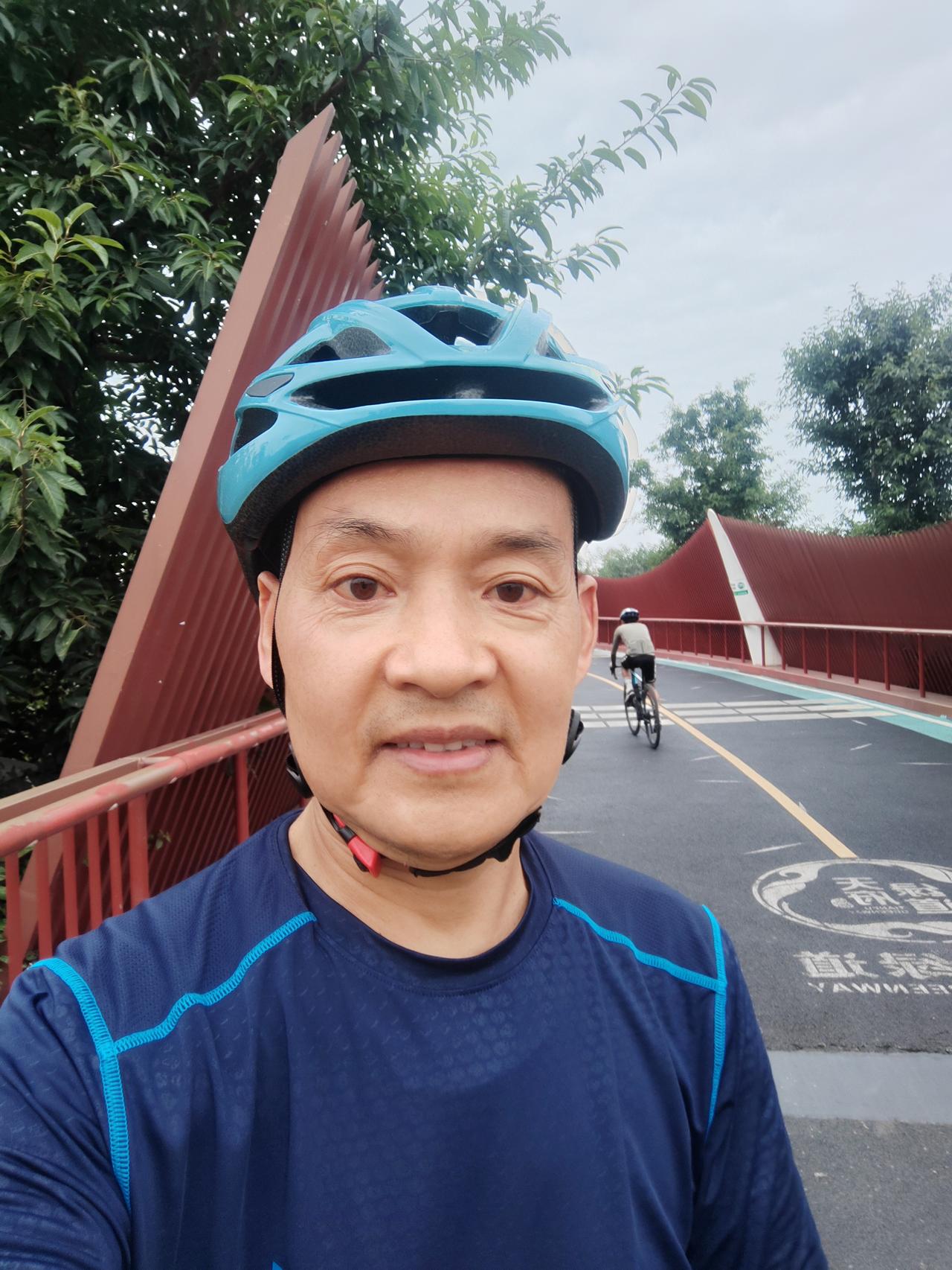 为什么短剧会成为流行趋势 骑行在绿意盎然的道路上，享受运动的乐趣！🚴‍♂️🌳