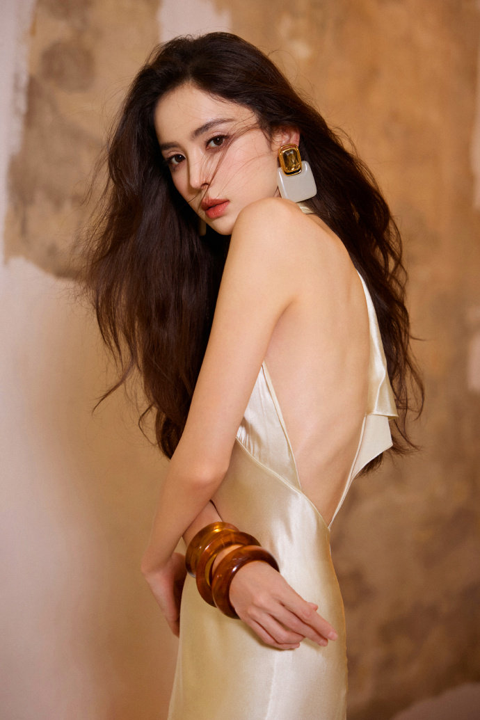 #娜扎油画美人# #娜扎幻色真丝挂脖深V裙# 娜扎油画美人妥妥的，是幻色真丝挂脖