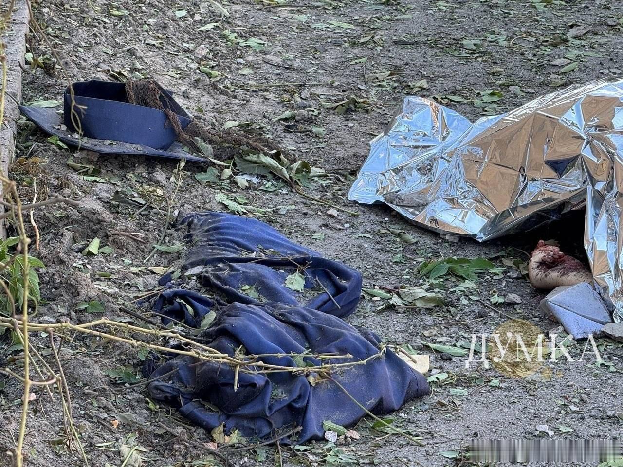 在乌克兰哈尔科夫，俄罗斯用航空炸弹炸死了一名女生，她还仅仅是一个毕业生。 