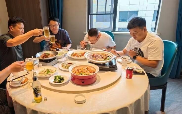 一口啤酒，

143万索赔，

法院判了。

这事发生在渭南，一个工程师吃饭时自