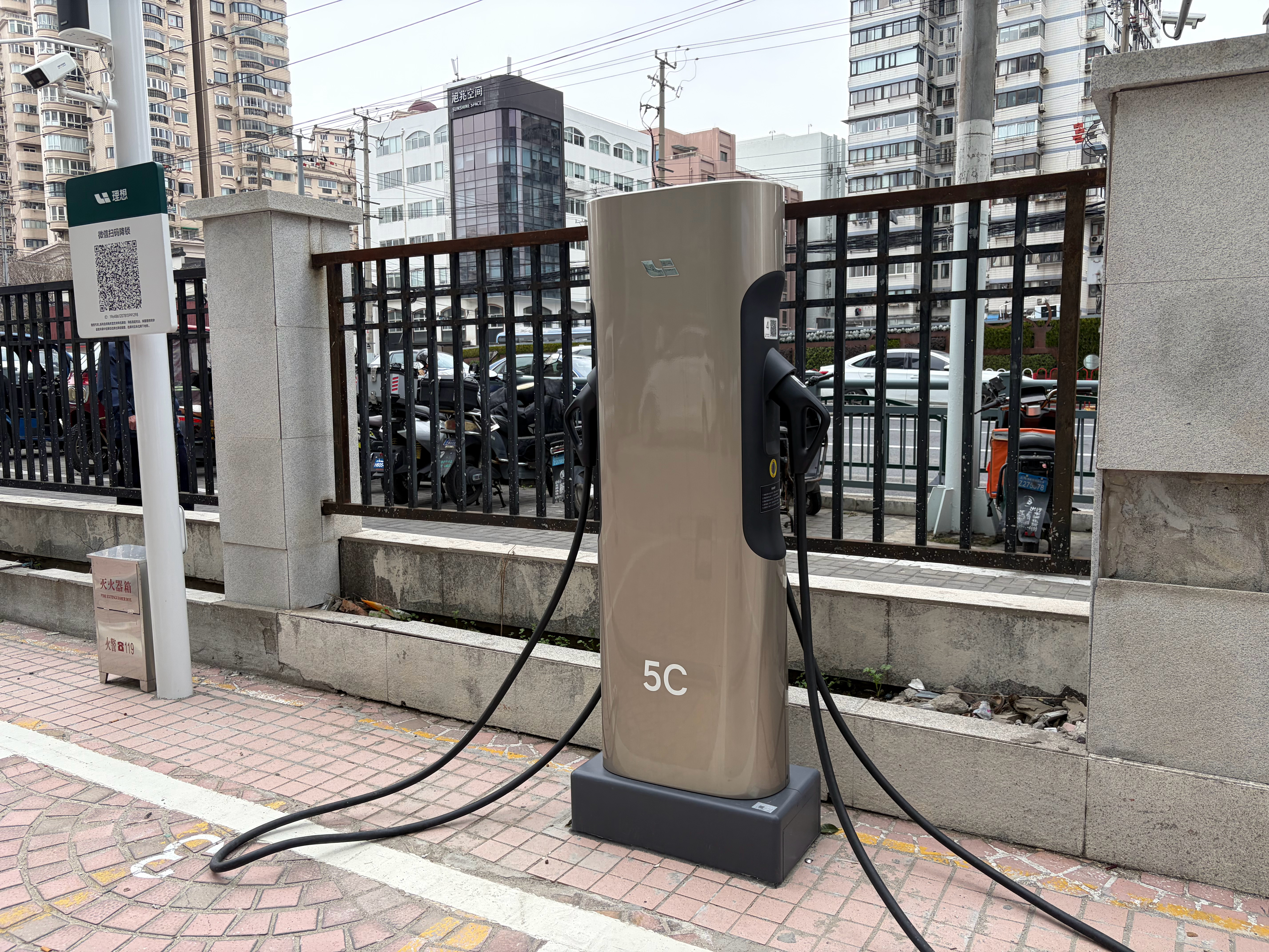 咳，市区看到一个理想充电站4个桩8把枪，清一色5C超充你们城市里有看到全5C的嘛