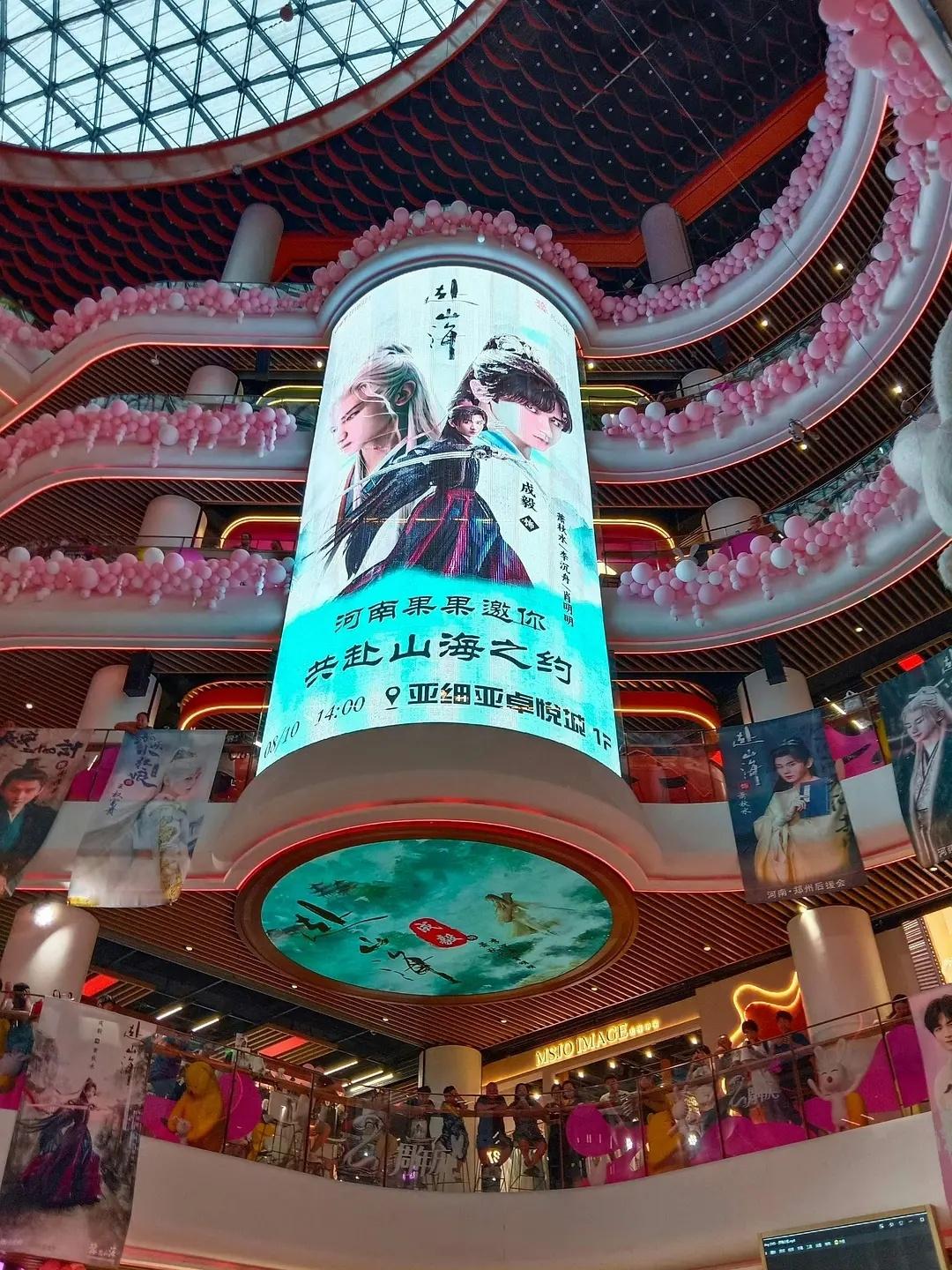 成毅《赴山海》新一轮线下剧宣，也正对应了剧中主角萧秋水“毁身销骨，不过重来”！穿