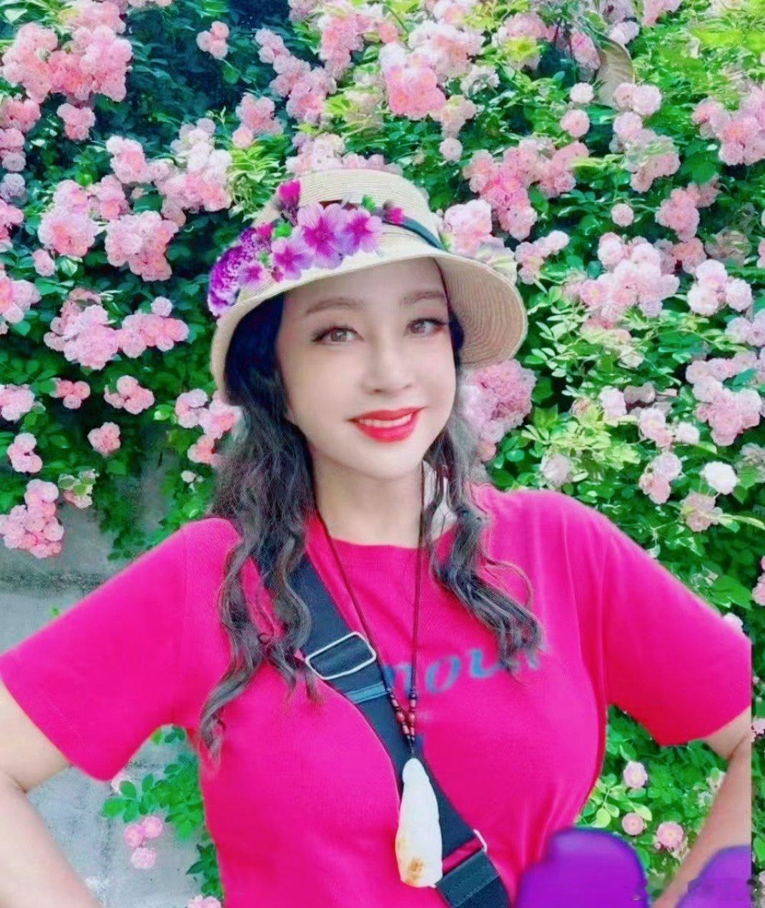 刘晓庆回应再上一路繁花 面对误解能主动递水，听到道歉便坦然接受，刘晓庆用行动印证