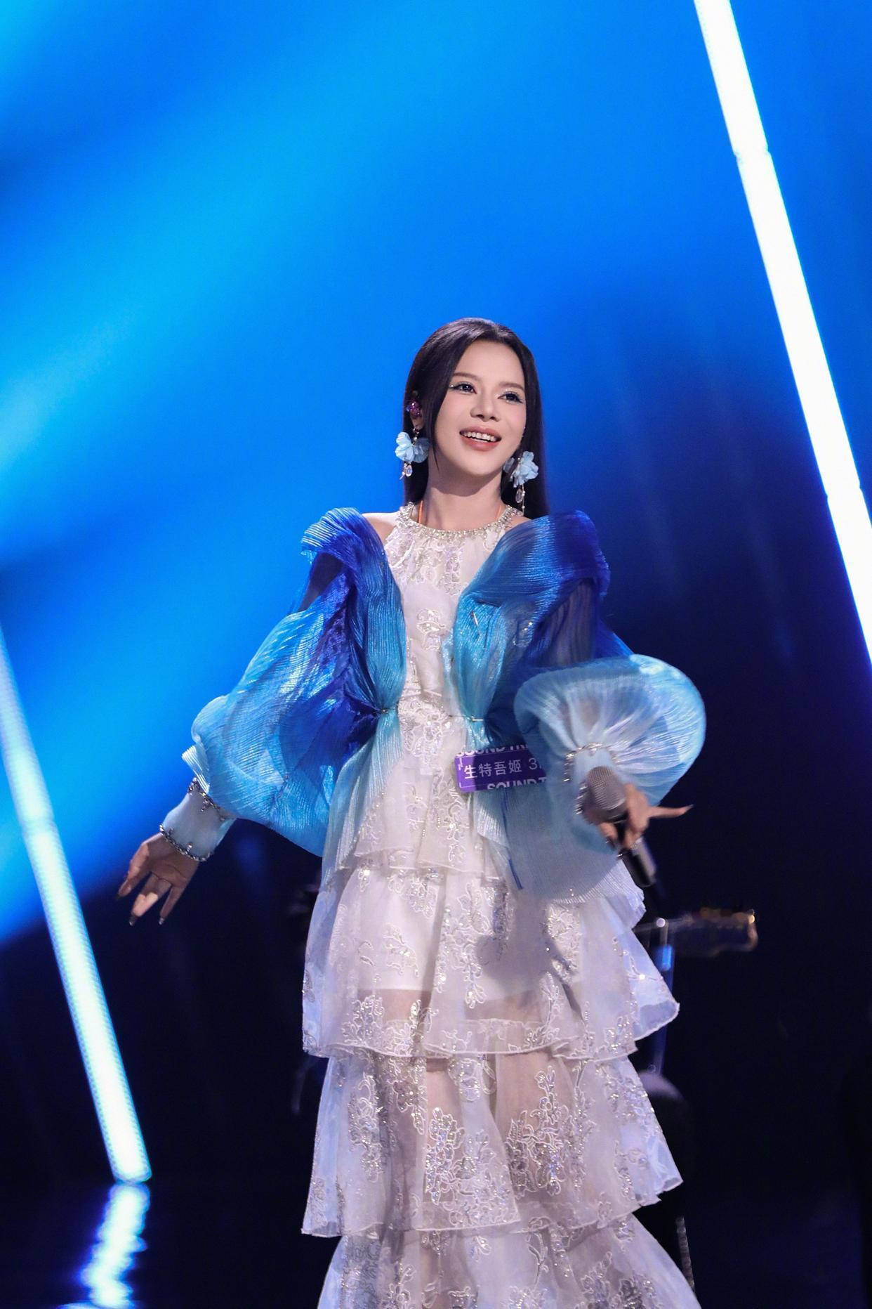 舞台上的梦幻仙女，蓝色纱裙飘逸动人！