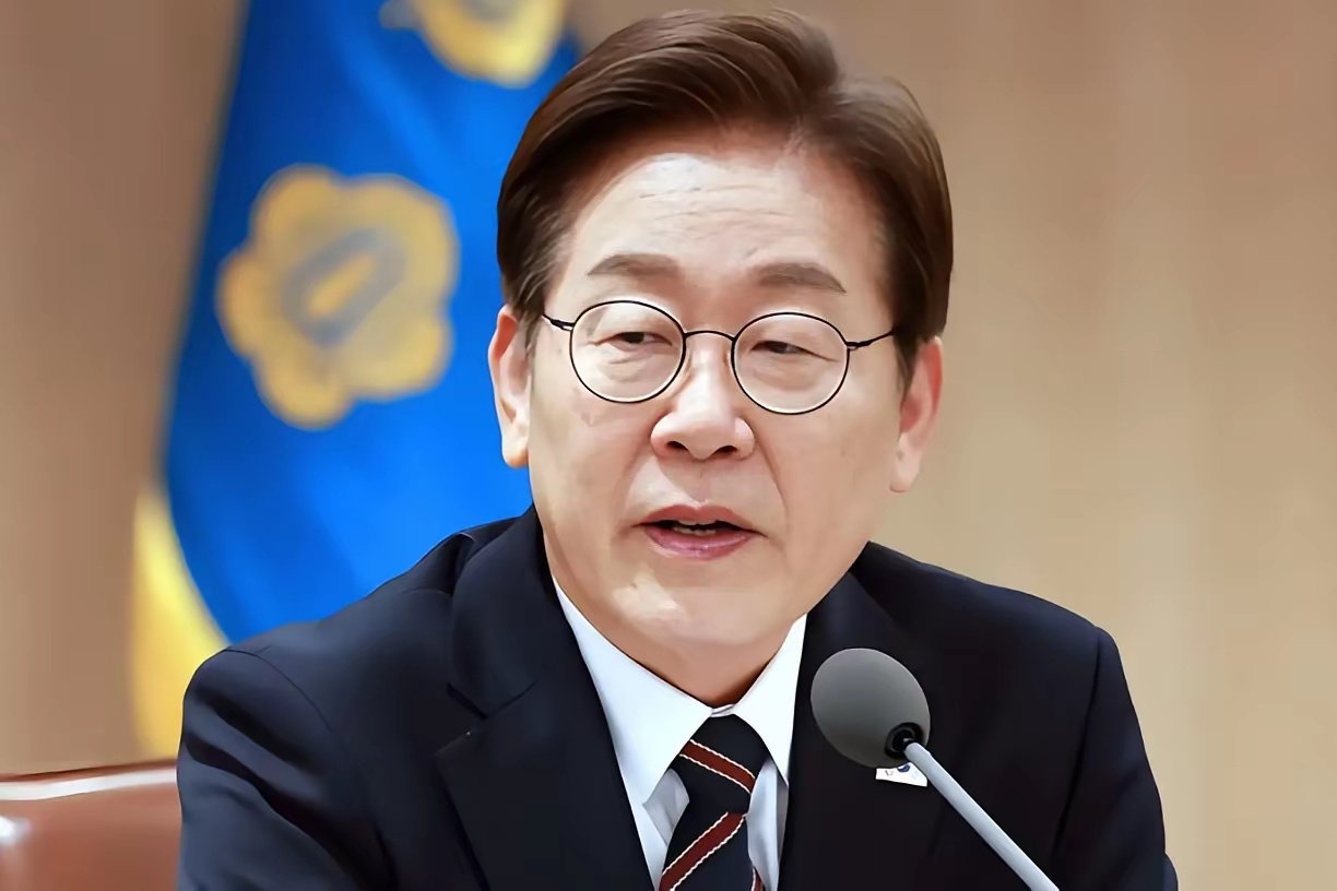 李在明很清楚，现在是韩国的世界地位超越日本的最佳时机。 