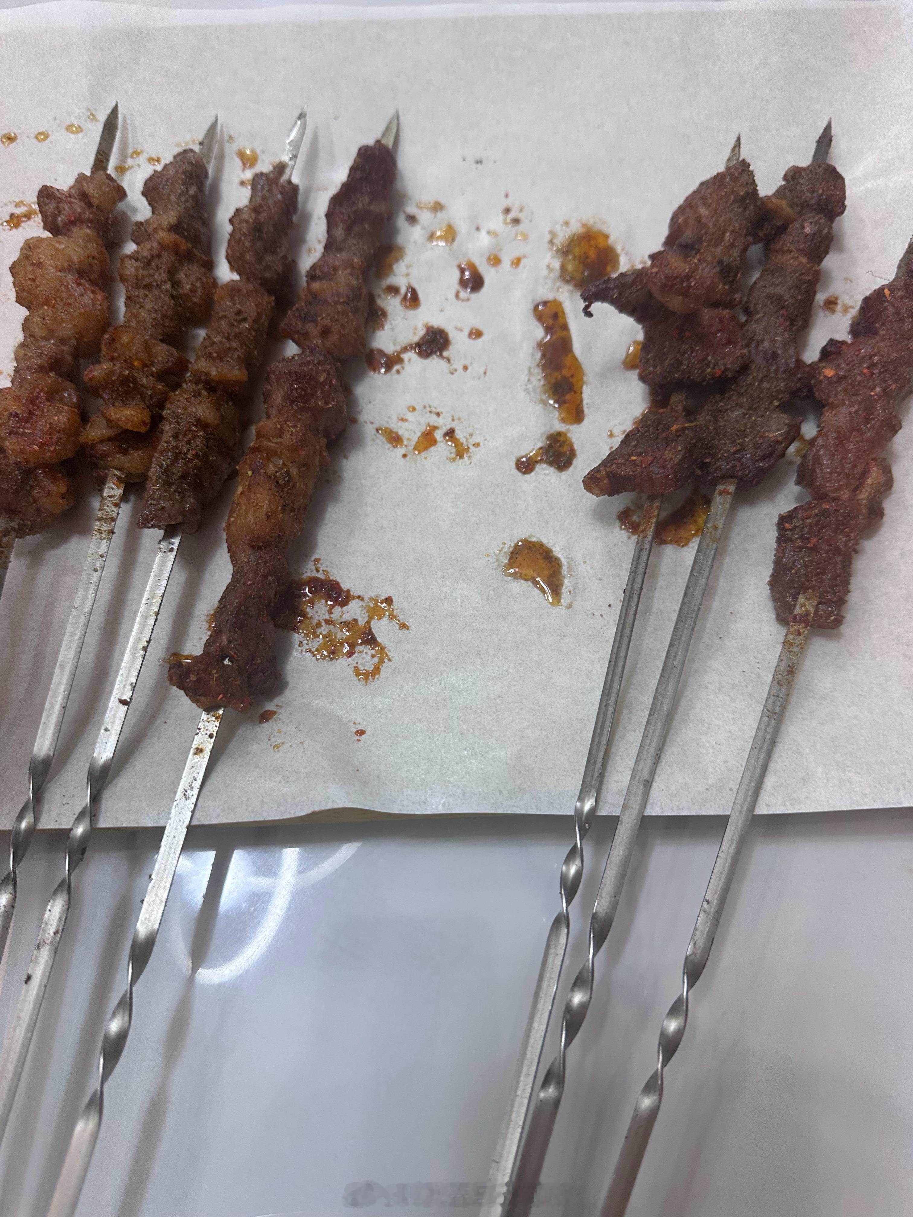 早上6点起床，飞机坐了七八小时，坐车又坐了6小时才到塔吉克县。先吃点羊肉串……美