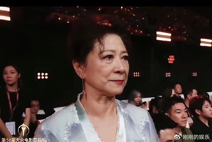今晚的百花奖最感人的一幕出现了，不是最佳男女主角的获奖感言，而是王骁获奖，母亲王