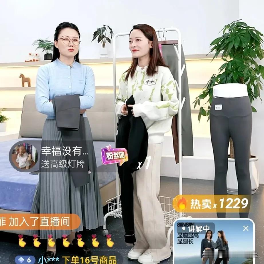 大家每天都是带着放大镜看直播吗，

安安一来就开始刷：剪头发了，

这头发也没有