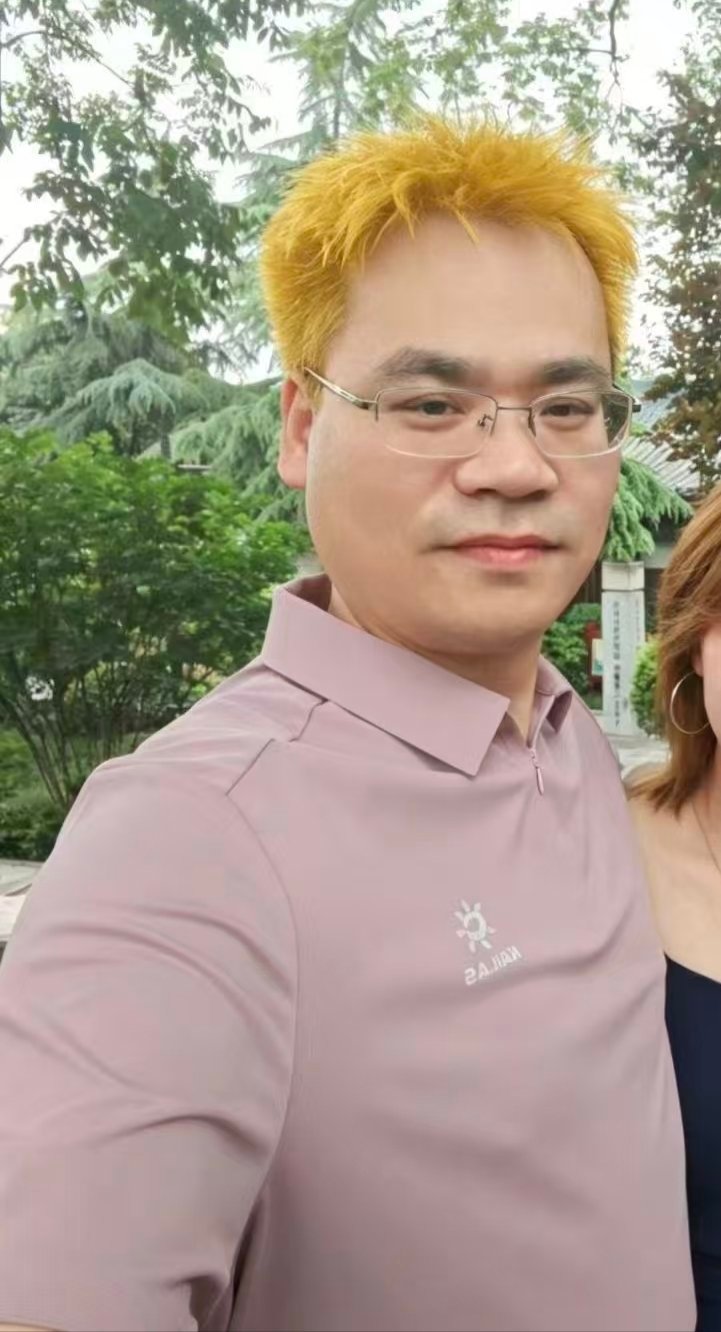 媳妇说她都没谈过黄毛。所以，弥补一下媳妇没有谈过黄毛的遗憾。 
