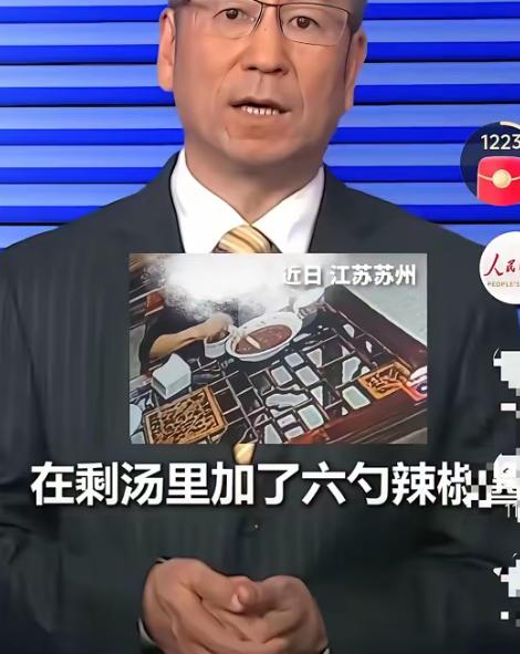 小伙进面馆点8块鸡蛋面。自己往碗里下两大勺辣椒酱，再猛倒一堆醋，像给面点了“重口