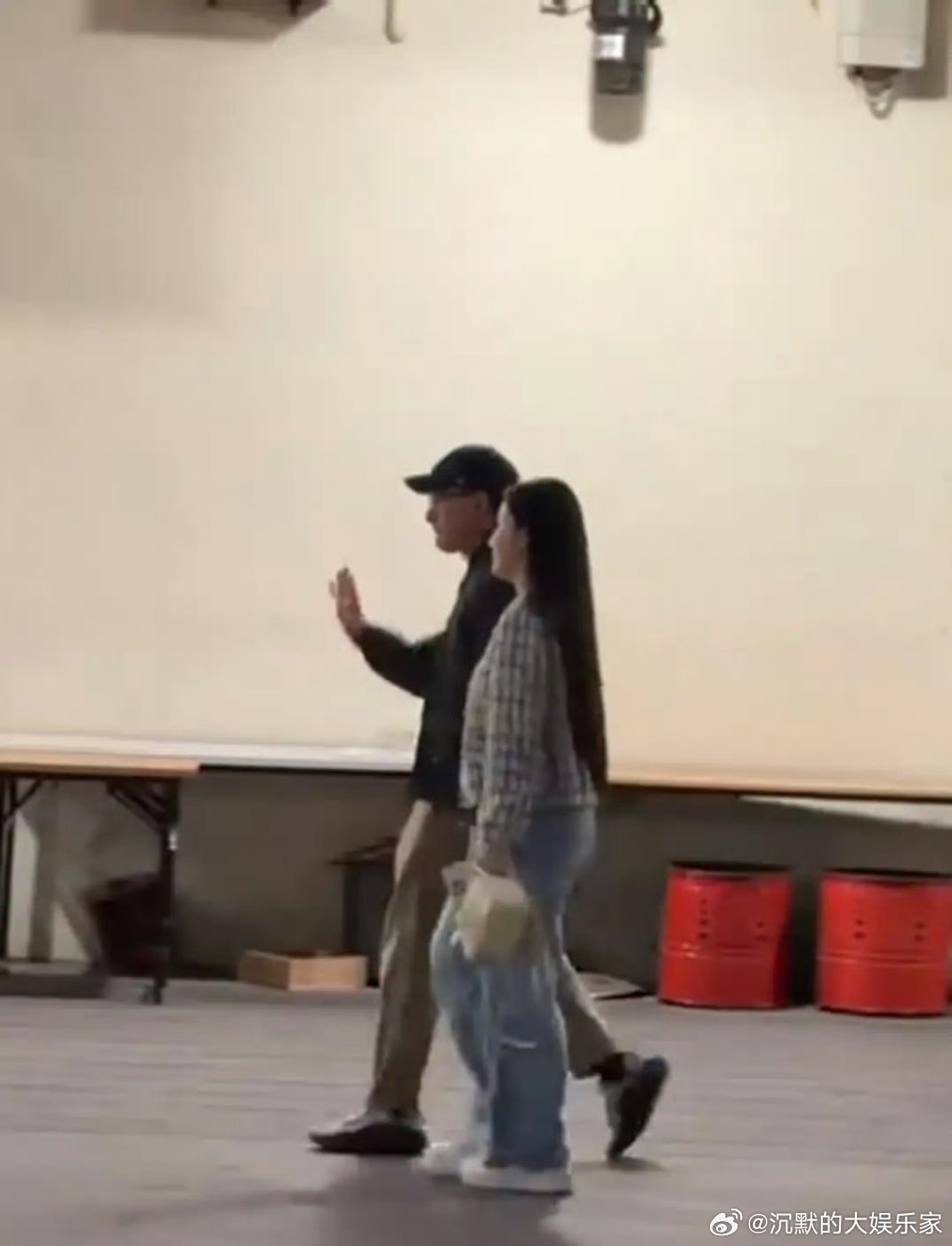 他和李晓峰不是一直在一起吗？很久以前就合.体秀恩爱了，而且李晓峰长得也很好看啊，