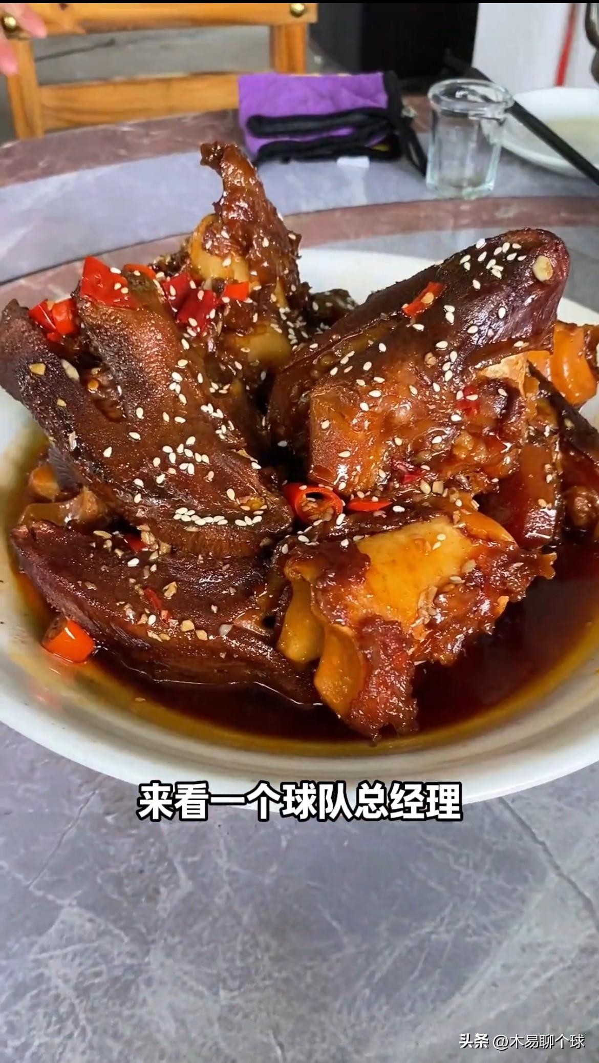 广东宏远男篮总经理朱芳雨下课成疑？
昨日，深陷下课风波的广东宏远男篮球队总经理朱