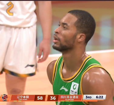 积极地防守 稳定的中投 强硬的篮下 还有一手三分球。看得出来莱迪很全面 这是一个