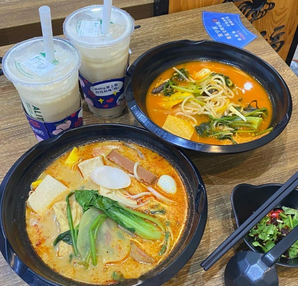 麻辣烫轻奢路线能否赢得大众青睐麻辣烫也轻奢吗[允悲]谁能来管管呢，而且有些称也问