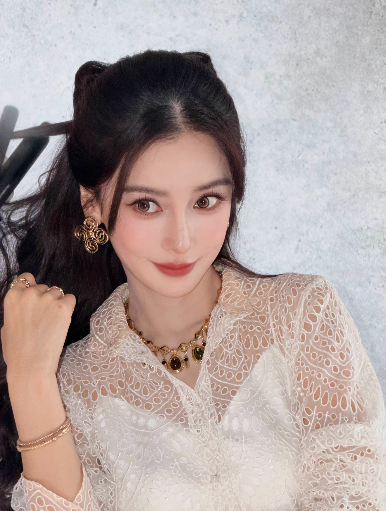 这个就是我呀 头上有两个妙脆角angelababy