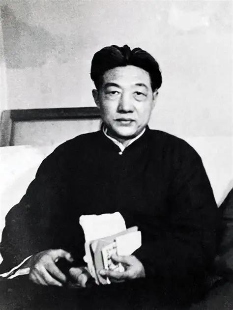 1932年11月3日，上海《申报》上登出一则个人启事，落款是徐悲鸿。他在启事里，