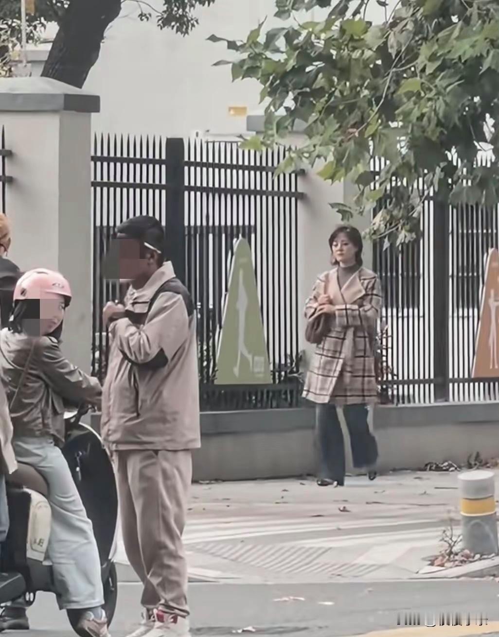 网友过马路碰见孙俪 本人太美了 脸超小 皮肤很白 看着比电视上还要美！孙俪