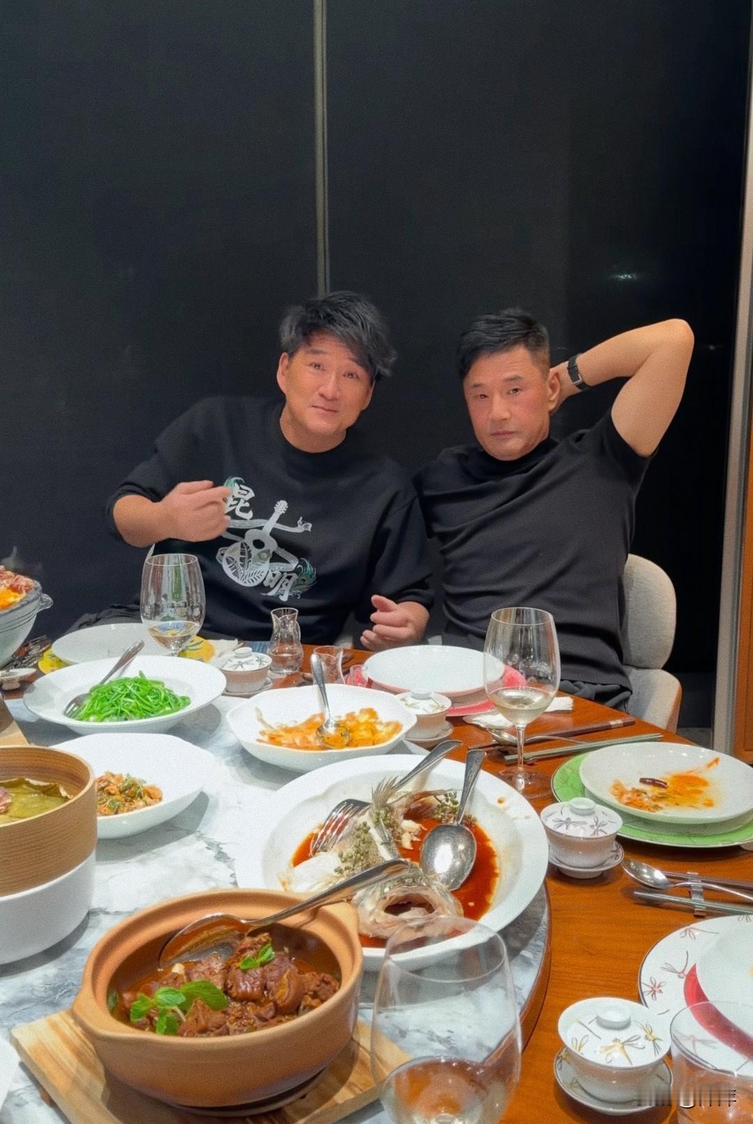 没想到在歌坛有着天王杀手之称的周华健和影视界的老大哥于荣光还有着深厚的友谊，看于