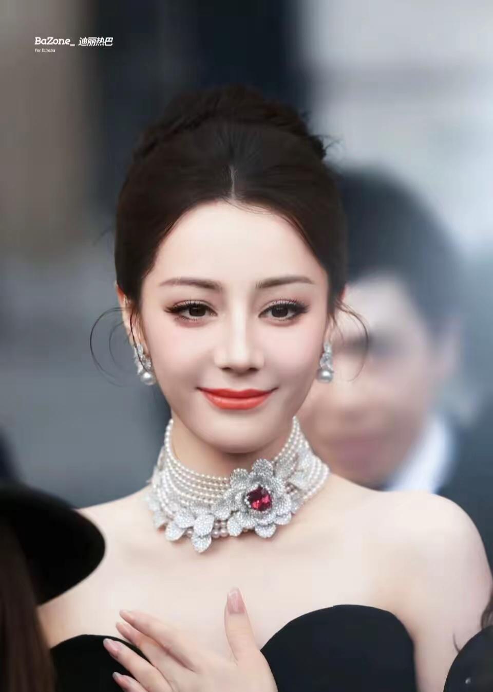 优雅红毯时刻，闪耀珠宝配饰，尽显迷人魅力！