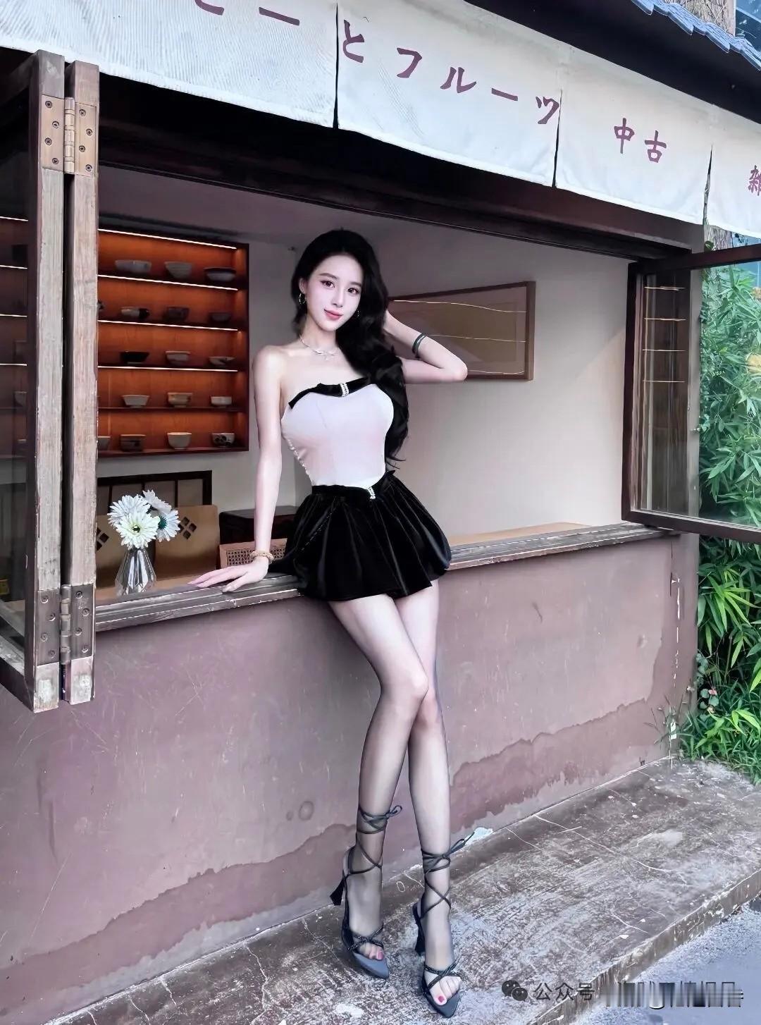 优雅黑裙与花艺的完美搭配，尽显时尚气息！🌸👗💃