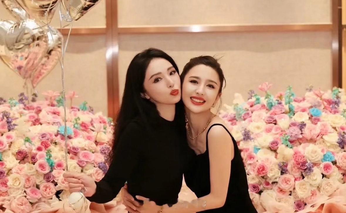 董璇小酒窝朵朵为佟丽娅庆生二十年神仙闺蜜太好磕了，董璇带着小酒窝、朵朵到场为佟丽