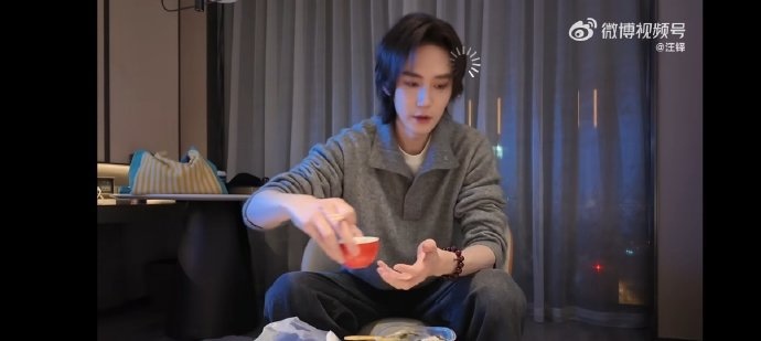 汪铎到胃了不是到位了看汪铎直播吃饭也太香了~感觉每一口都非常美味，我隔着屏幕都馋