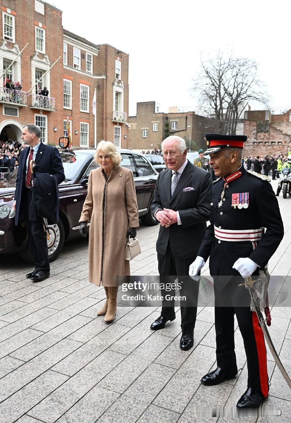 国王夫妇访问巴金和达格纳姆！卡米拉王后确实越来越年轻的感觉[呲牙]