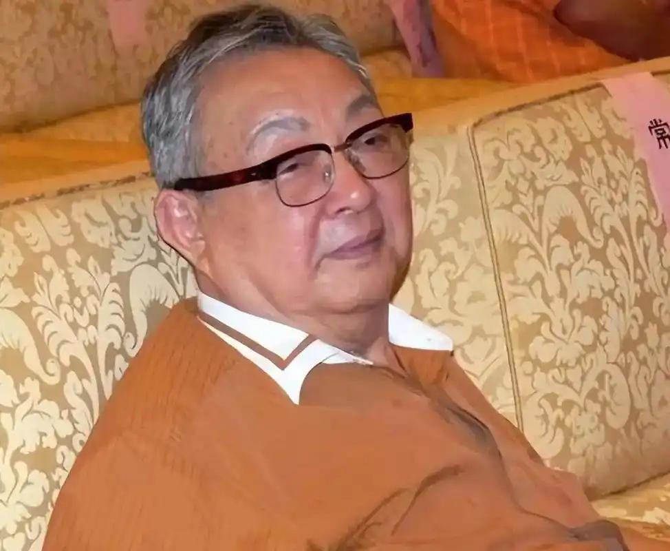 相声名家唐杰忠离世半年，妻子悲痛交加不到半年也跟着走了，结果二老尸骨未寒，一双儿