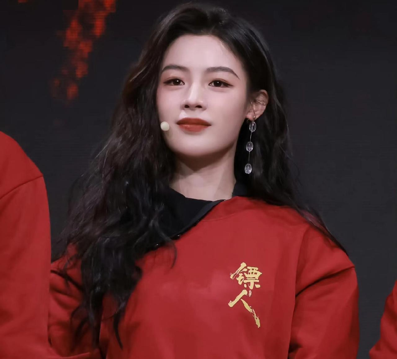 你敢信？
一个越剧女演员，让00后连夜排队抢票。
她把濒危的传统戏曲，玩成了比演