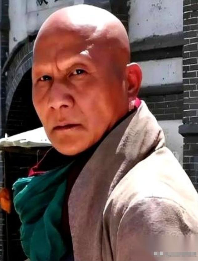 [啤酒]17岁那年，计春华给自己煎了锅中药，锅是铝的。第二天一早，他一照镜子，头