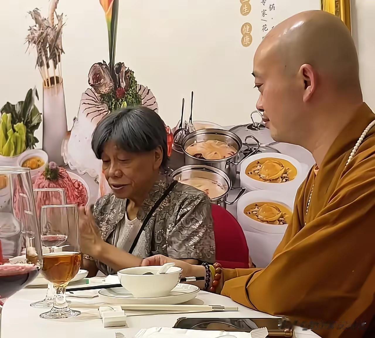 梁小龙去世前还在聚会，也是快乐的结束了自己的人生，人生就是这样，活着每天重复，但