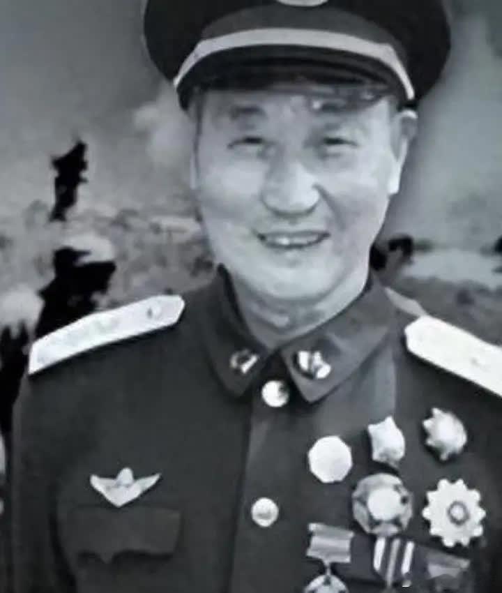 1951年，志愿军飞行员刘玉堤在返航途中，无意间向云层下面瞟了一眼，竟然看到了一