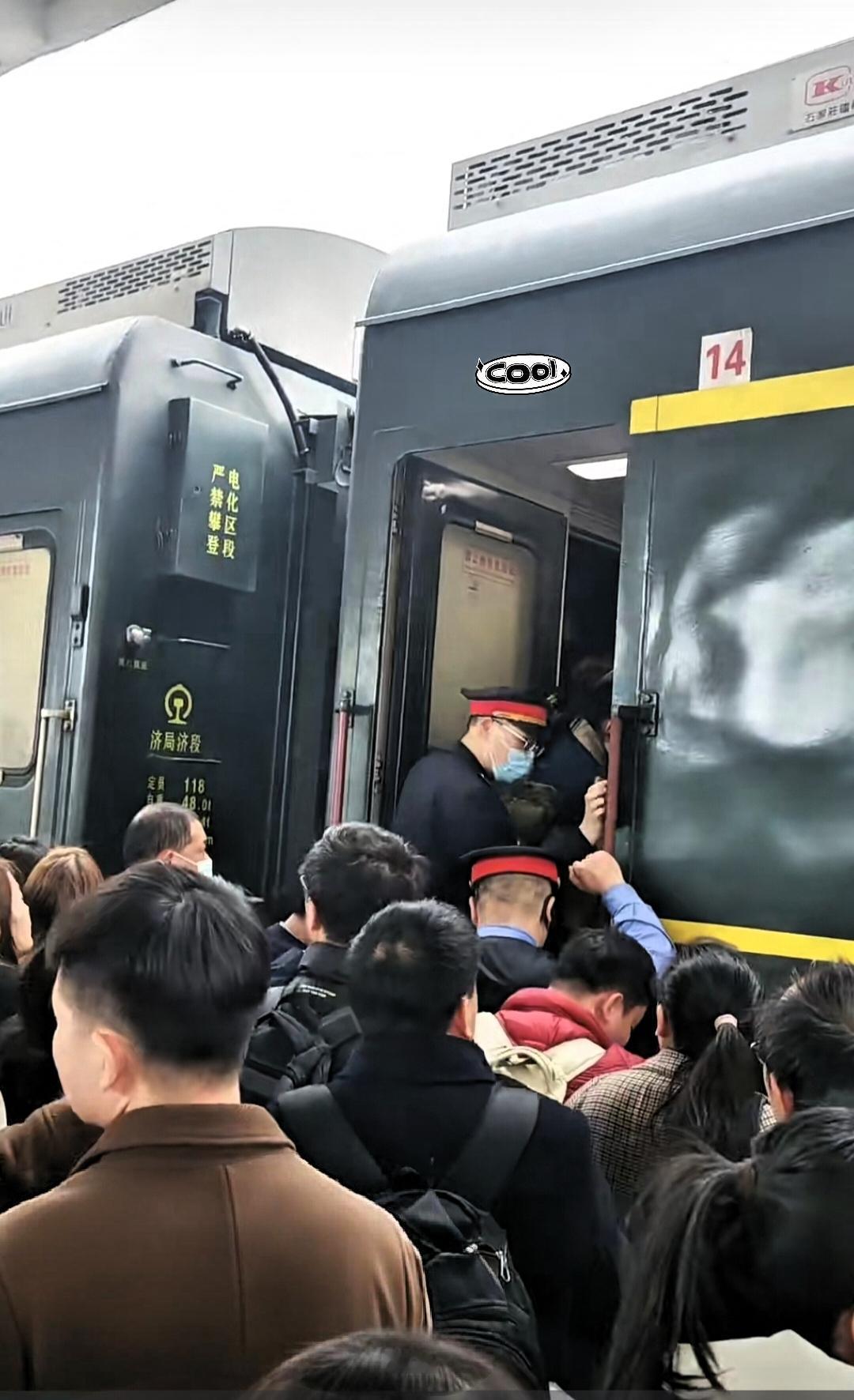 收起那套“慢生活”
的复古滤镜吧。
近几日绿皮火车又火了，
可这回不是因为什么文