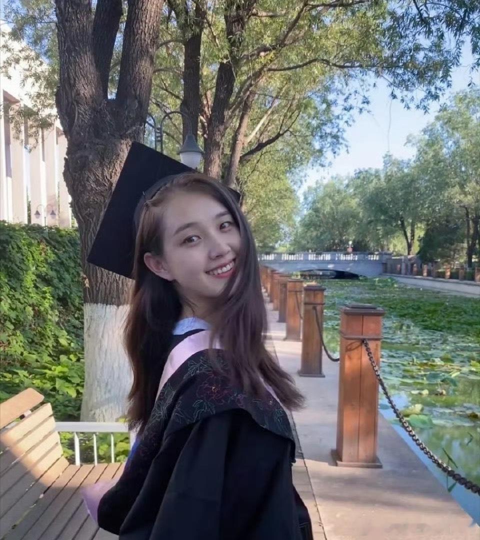 郭宇欣21年中戏毕业照！！