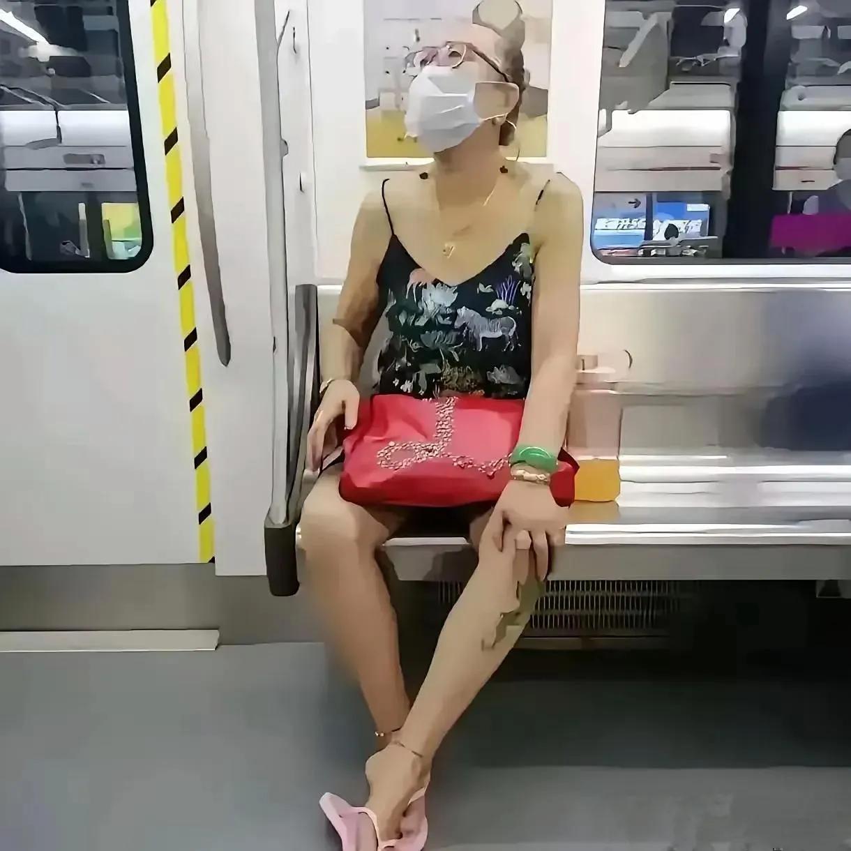近日地铁上惊现两个时尚大妈，50多岁穿出40岁既视感！

穿搭超有范儿，时尚感绝