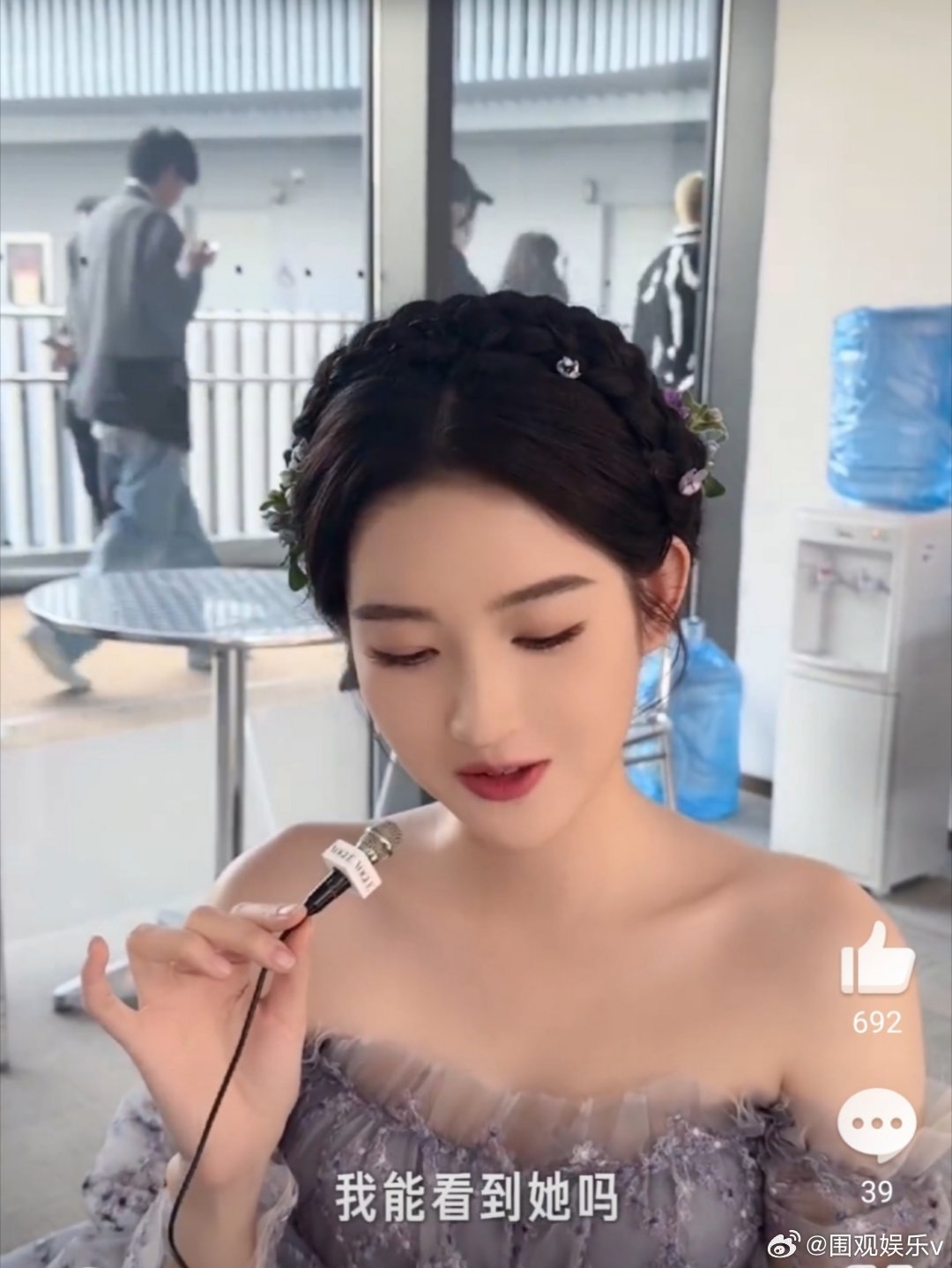王玉雯要见刘亦菲笑得合不拢嘴 王女士在线演我追星了，希望今晚能和刘亦菲成功认识[