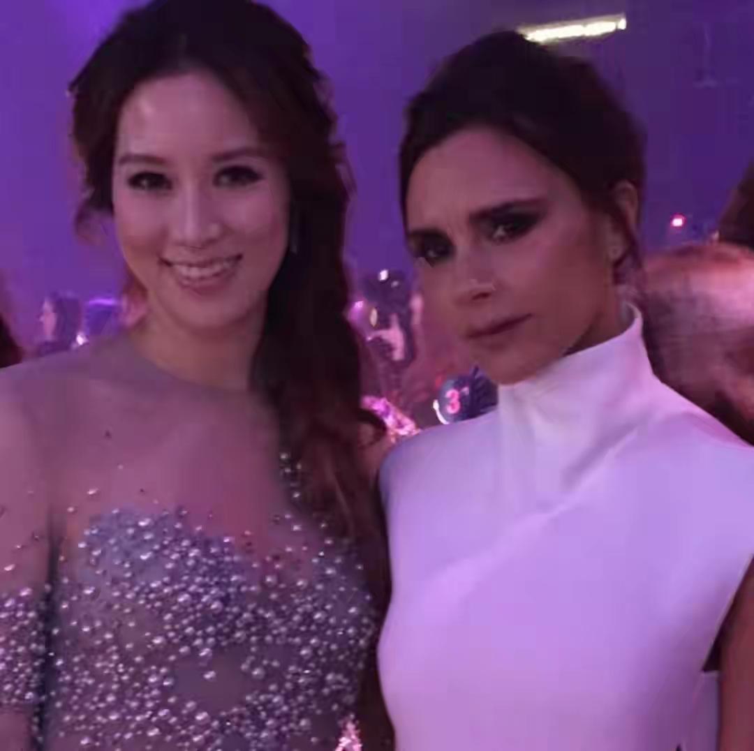 徐子淇和辣妹合影，一个保持一贯的微笑，一个一贯板着脸，两人表情都管理到位。