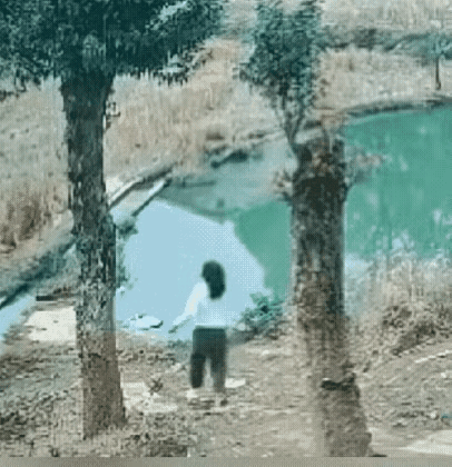 不看不知道，一看吓一跳…
不让女孩玩手机后果！
让你惊讶到怀疑人生！
原来手机有